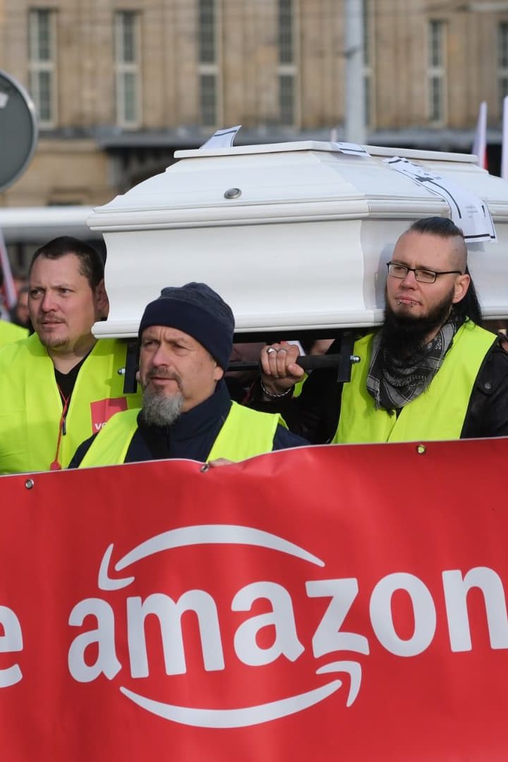 Les associations considèrent que le modèle économique d'Amazon est une aberration écologique. Ils protestent pour faire payer l'entreprise américaine. // PHOTO : Sebastian Willnow / AFP