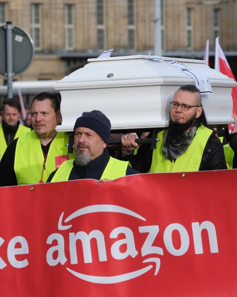 Les associations considèrent que le modèle économique d'Amazon est une aberration écologique. Ils protestent pour faire payer l'entreprise américaine. // PHOTO : Sebastian Willnow / AFP