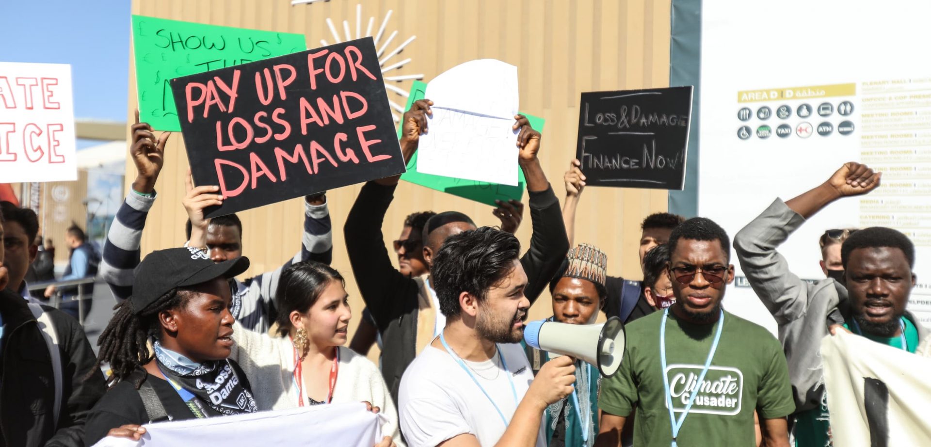 Des personnes manifestent au Centre international de conventions de Sharm el-Sheikh, dans la station balnéaire égyptienne du même nom sur la mer Rouge, pendant la conférence sur le climat COP27. // PHOTO : Mohamed Abdel Hamidanadolu/ AFP