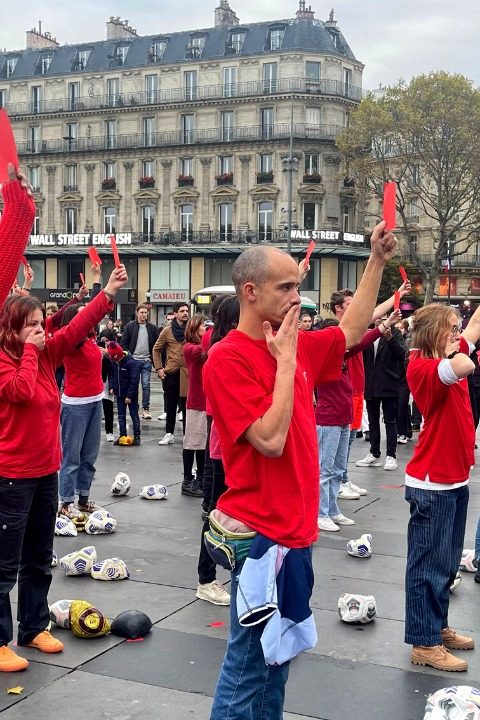 Les militants brandissent un carton rouge à l'encontre de la Coupe du monde au Qatar. // PHOTO : Léo Sanmarty / Natura Sciences