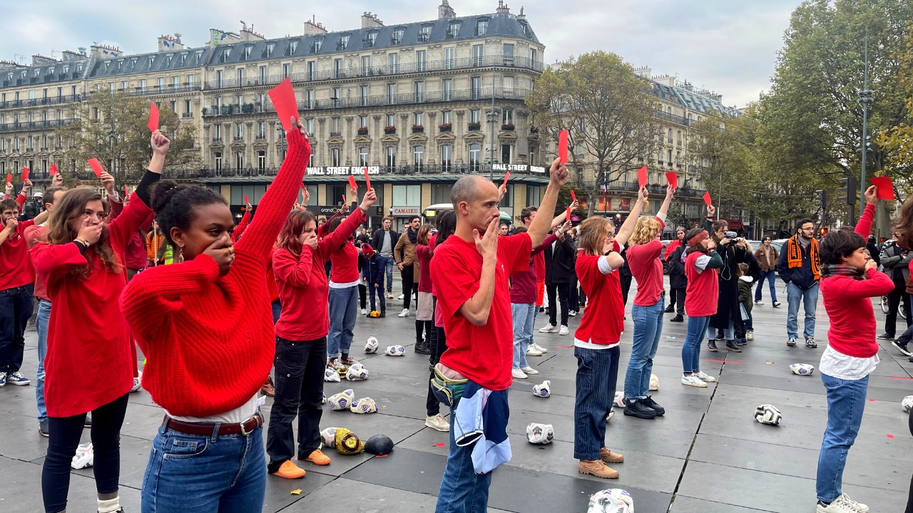 Les militants brandissent un carton rouge à l'encontre de la Coupe du monde au Qatar. // PHOTO : Léo Sanmarty / Natura Sciences