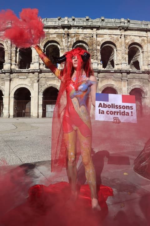 L'actrice française Marie Cornillon, pose pour l'association Peta France devant les arènes de Nîmes avec une pancarte portant l'inscription "Abolissons la corrida". // PHOTO : Pascal Guyot / AFP