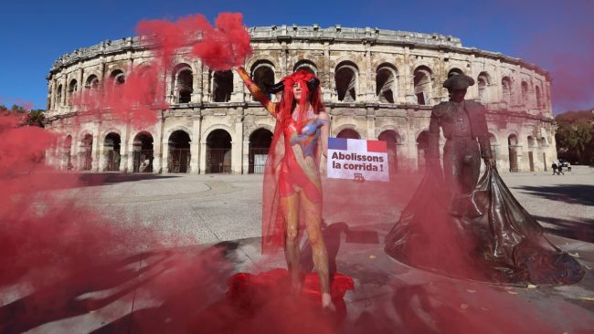 L'actrice française Marie Cornillon, pose pour l'association Peta France devant les arènes de Nîmes avec une pancarte portant l'inscription "Abolissons la corrida". // PHOTO : Pascal Guyot / AFP