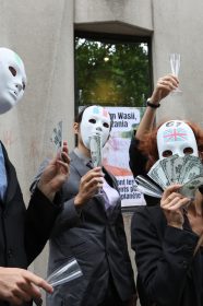 Des militants des ONG Attac, Extinction Rebellion et Youth for Climate" participent à une action dans le cadre de l'initiative "Debt for Climate", devant les locaux du FMI à Paris, le 27 juin 2022. // PHOTO : Thomas Coex / AFP