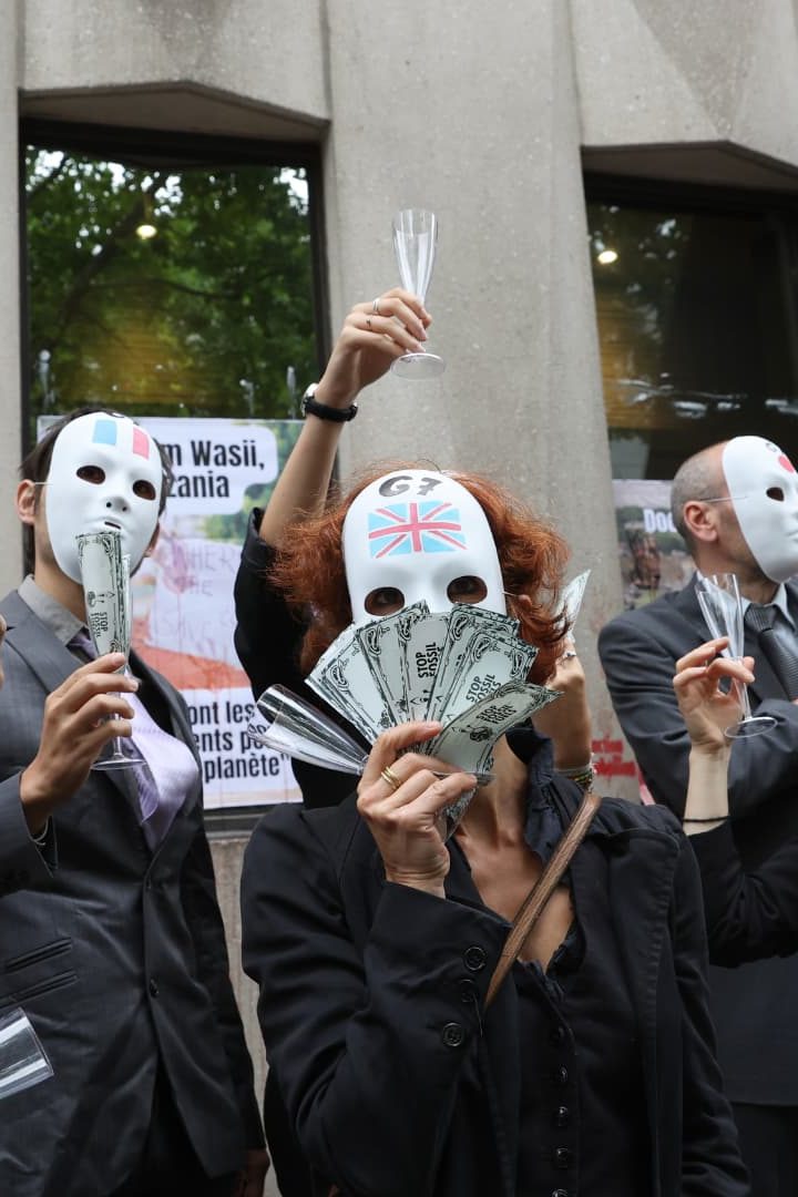 Des militants des ONG Attac, Extinction Rebellion et Youth for Climate" participent à une action dans le cadre de l'initiative "Debt for Climate", devant les locaux du FMI à Paris, le 27 juin 2022. // PHOTO : Thomas Coex / AFP