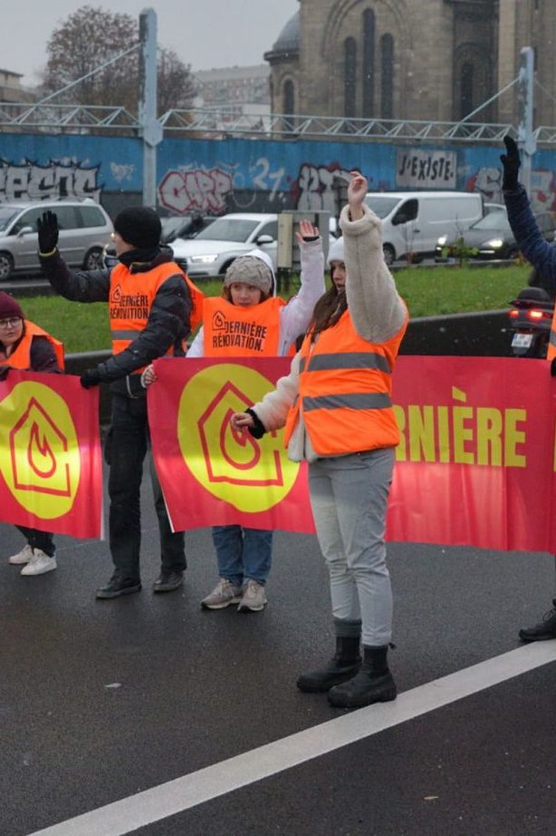 Des militants de Dernière Rénovation, ce dimanche 5 novembre, sur le périphérique parisien. // PHOTO : Dernière Rénovation