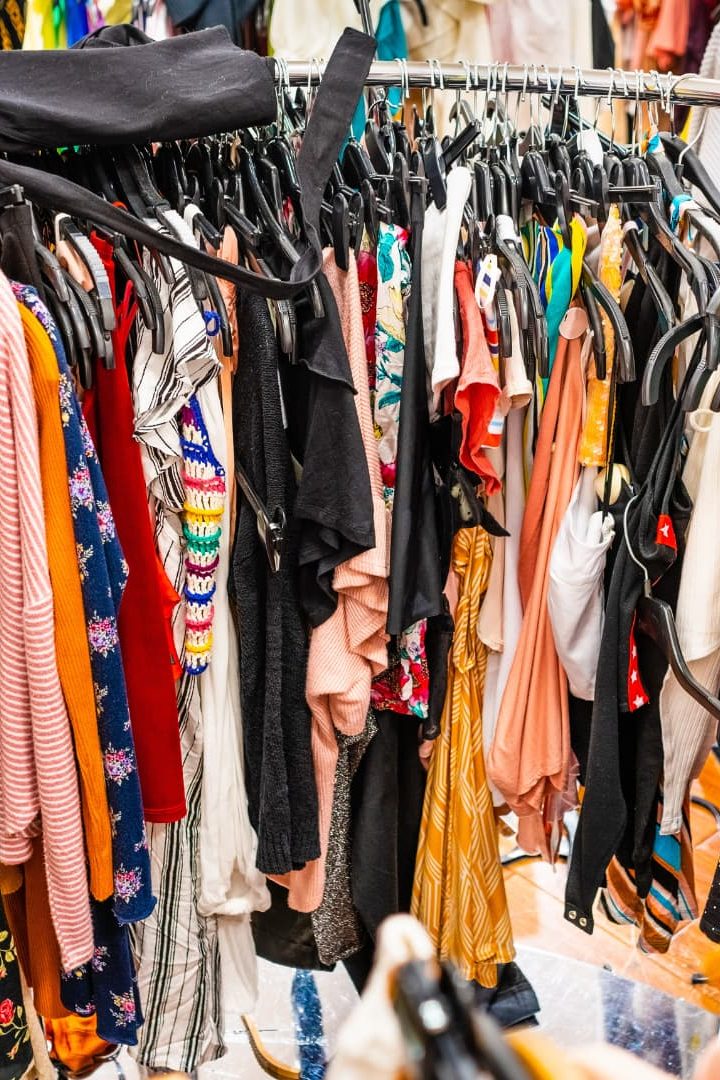 Certaines grandes marques de mode sont toujours dépendantes des fibres synthétiques. // PHOTO : Sundry Photography / Adobe Stock