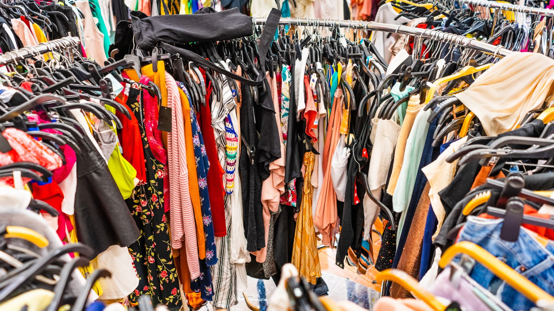 Certaines grandes marques de mode sont toujours dépendantes des fibres synthétiques. // PHOTO : Sundry Photography / Adobe Stock