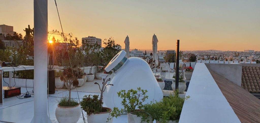 Amphore Kumulus sur un toit tunisien