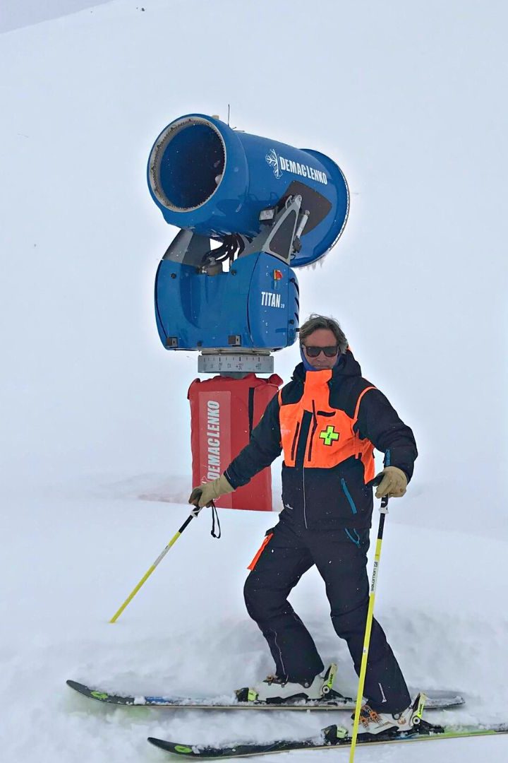 Jean-Eric Salet, nivoculteur, devant un canon à neige à Orcières.