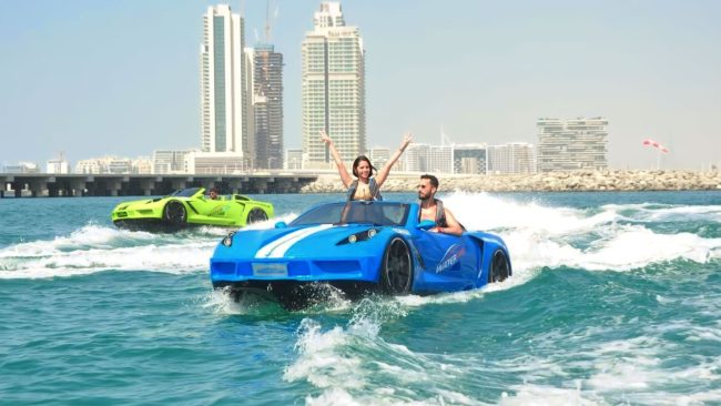 Le Jetcar à Dubaï est la nouvelle activité polluante à laquelle peuvent s'adonner les fanas de sports nautiques.