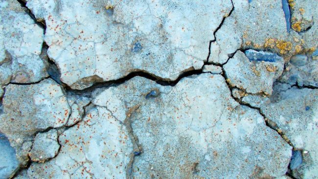 Craquelures, fissures, la sécheresse menace grandement les infrastructures. // PHOTO : Adobe Stock