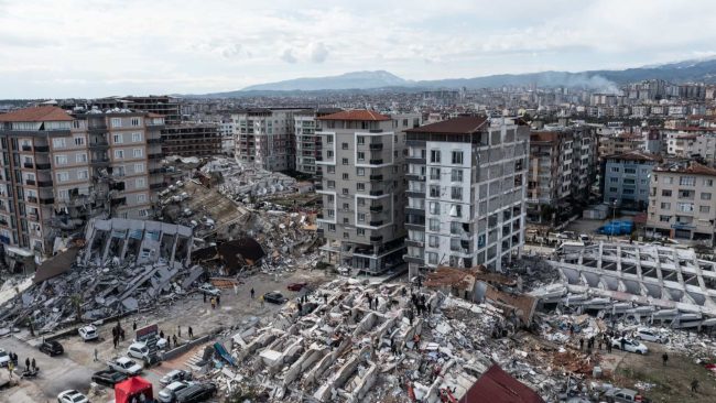 À Hatay en Turquie, de nombreux bâtiments se sont effondrés à cause du séisme. // PHOTO Burak Kara /AFP