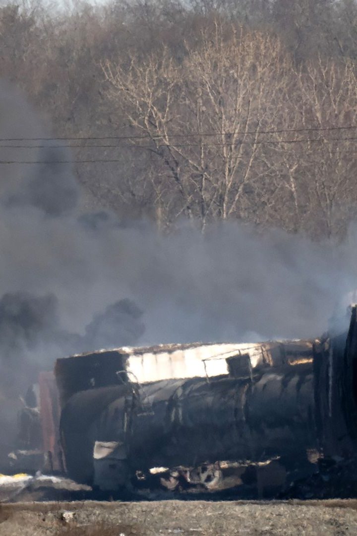 Un train déraille à East Palestine et provoque une pollution au chlorure de vinyle.