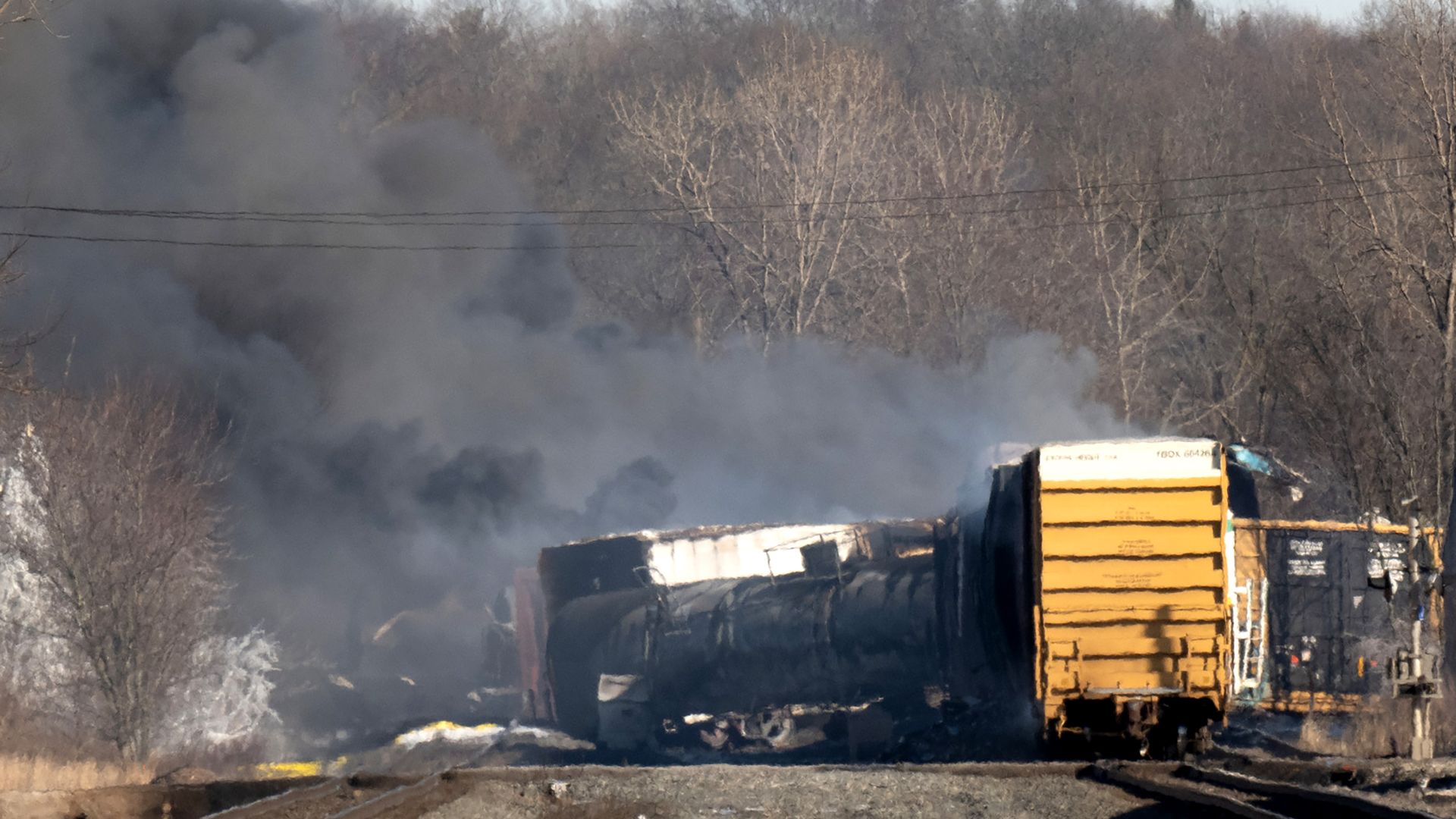 Un train déraille à East Palestine et provoque une pollution au chlorure de vinyle.