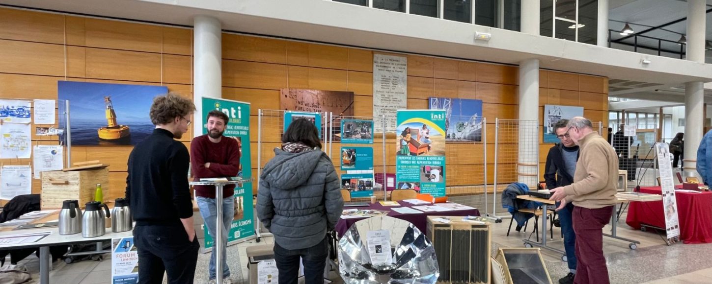 Des curieux viennent voir les innovations low-tech du forum de l'école Centrale Nantes.