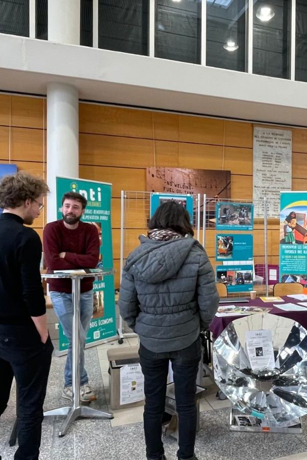 Des curieux viennent voir les innovations low-tech du forum de l'école Centrale Nantes.