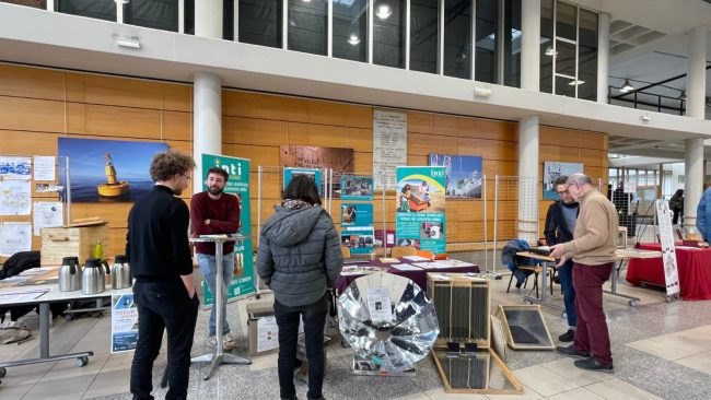 Des curieux viennent voir les innovations low-tech du forum de l'école Centrale Nantes.