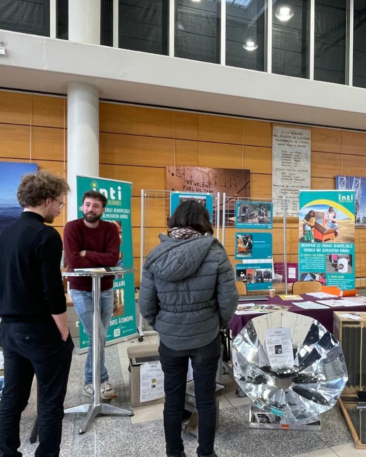 Des curieux viennent voir les innovations low-tech du forum de l'école Centrale Nantes.