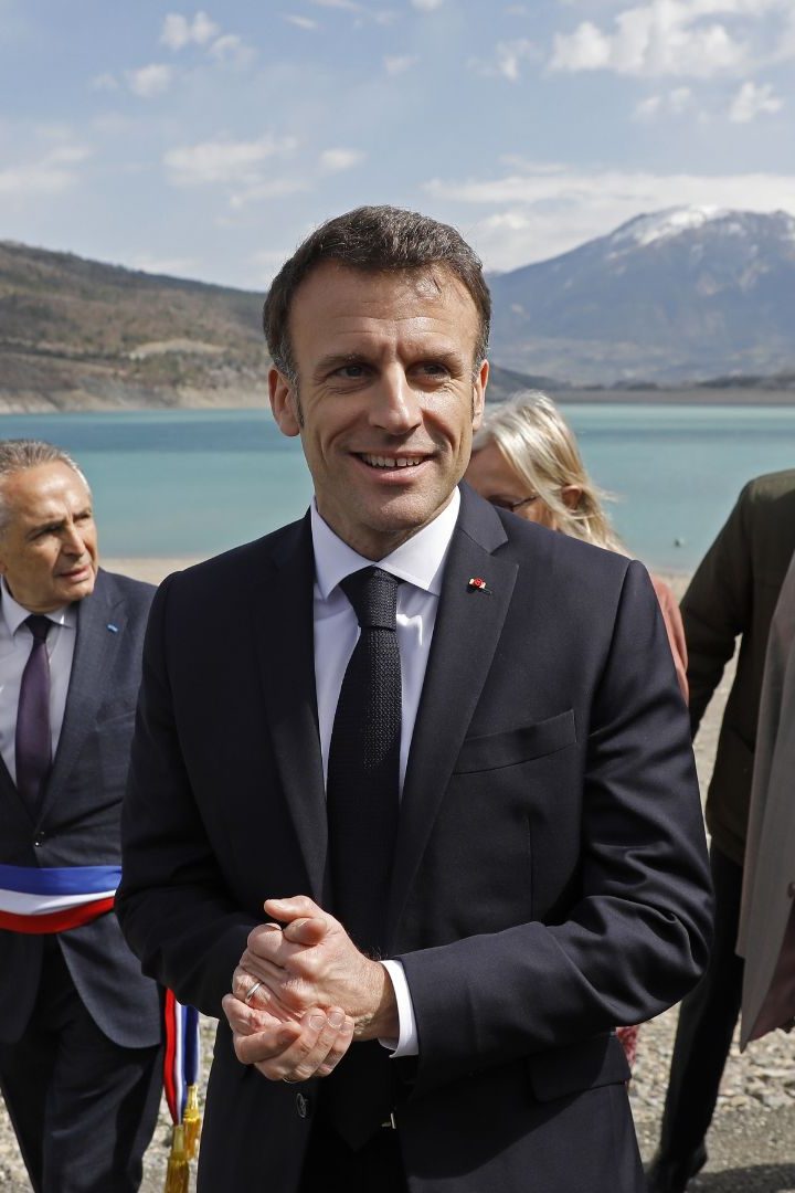 Emmanuel Macron a présenté le plan Eau à Savines-Le-Lac, dans le sud-est de la France, le 30 mars 2023. // PHOTO : Sebastien NOGIER / POOL / AFP