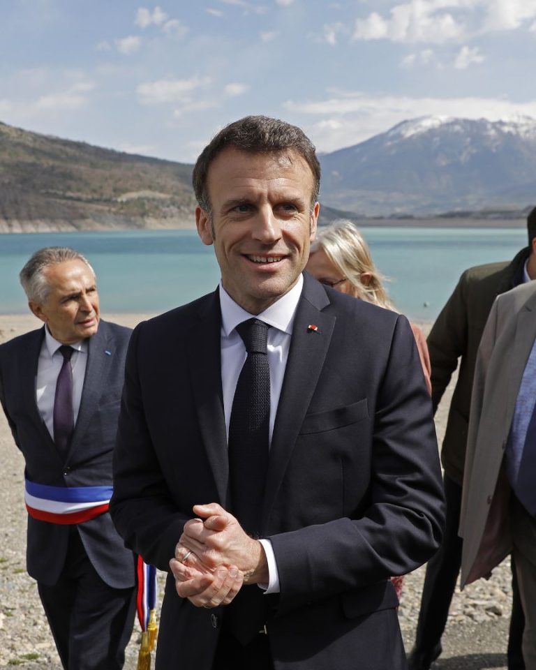 Emmanuel Macron a présenté le plan Eau à Savines-Le-Lac, dans le sud-est de la France, le 30 mars 2023. // PHOTO : Sebastien NOGIER / POOL / AFP