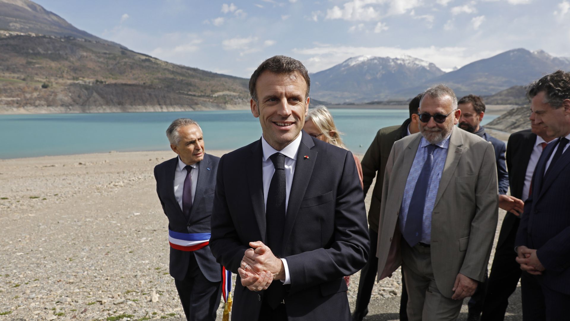 Emmanuel Macron a présenté le plan Eau à Savines-Le-Lac, dans le sud-est de la France, le 30 mars 2023. // PHOTO : Sebastien NOGIER / POOL / AFP