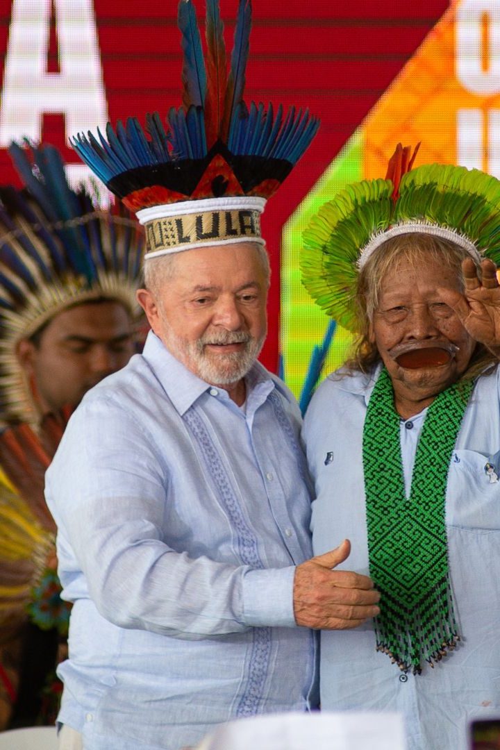 Le président brésilien Lula légalise six réserves autochtones aux côtés du cacique Raoni Metuktir et de plusieurs personnalités indigènes de premier plan. //Photo : ANDRESSA ANHOLETE Getty Images South America Getty Images via AFP
