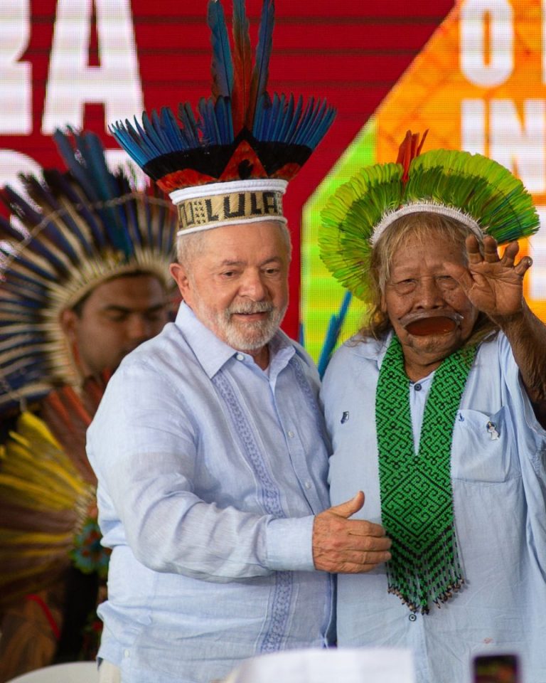 Le président brésilien Lula légalise six réserves autochtones aux côtés du cacique Raoni Metuktir et de plusieurs personnalités indigènes de premier plan. //Photo : ANDRESSA ANHOLETE Getty Images South America Getty Images via AFP