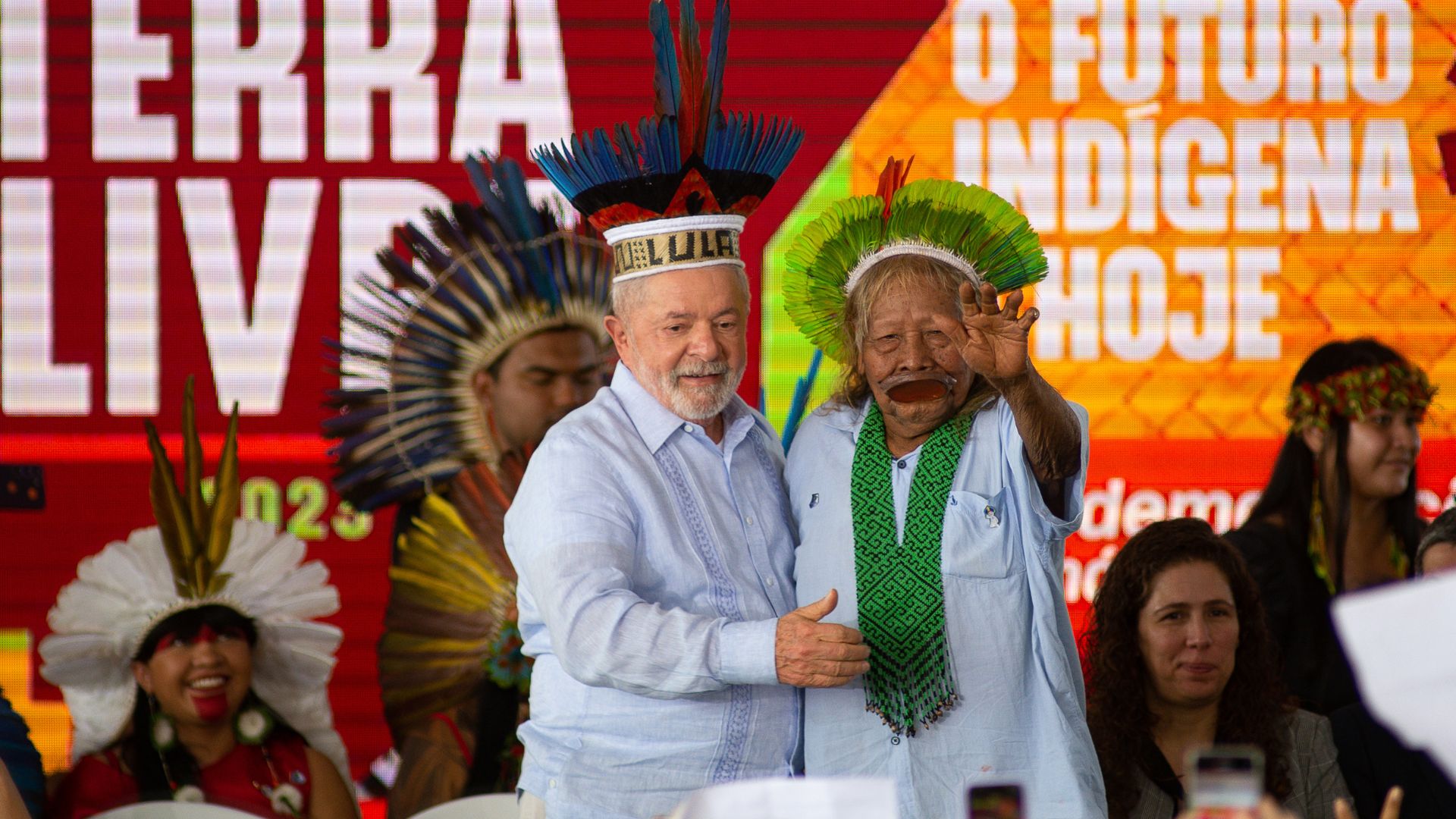 Le président brésilien Lula légalise six réserves autochtones aux côtés du cacique Raoni Metuktir et de plusieurs personnalités indigènes de premier plan. //Photo : ANDRESSA ANHOLETE Getty Images South America Getty Images via AFP