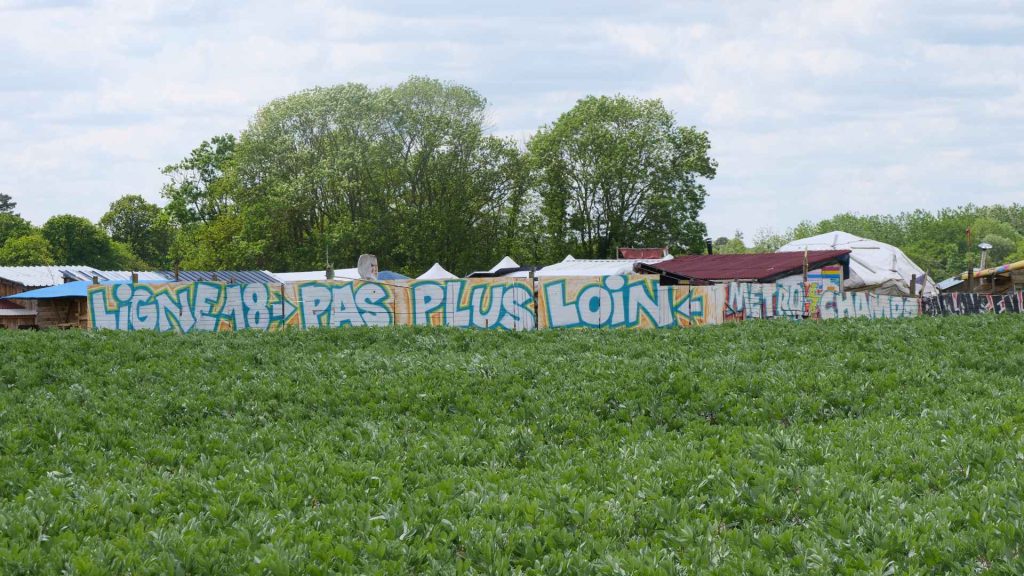 Au milieu des champs, la ZAD de Saclay, ou Zaclay, se dresse contre le chantier de la ligne 18. // PHOTO : Natura Sciences