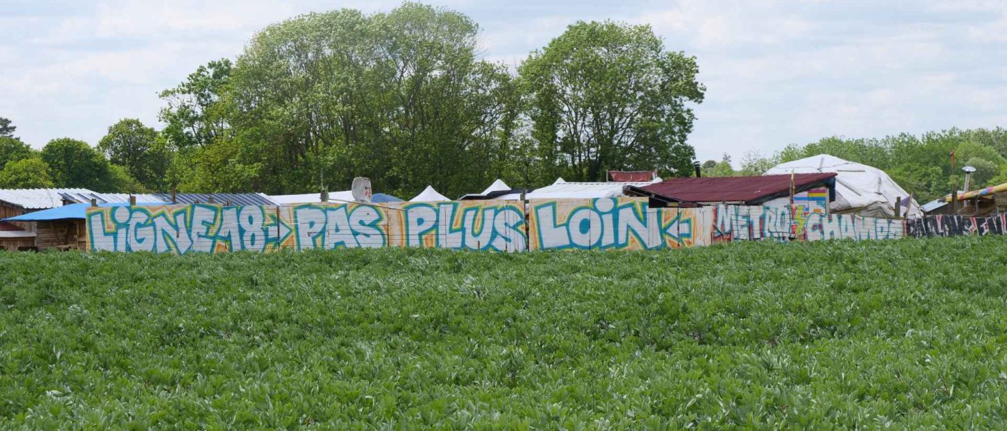 Au milieu des champs, la ZAD de Saclay, ou Zaclay, se dresse contre le chantier de la ligne 18. // PHOTO : Natura Sciences