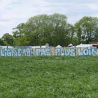 Au milieu des champs, la ZAD de Saclay, ou Zaclay, se dresse contre le chantier de la ligne 18. // PHOTO : Natura Sciences