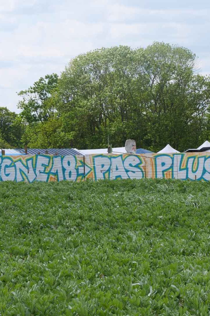 Au milieu des champs, la ZAD de Saclay, ou Zaclay, se dresse contre le chantier de la ligne 18. // PHOTO : Natura Sciences