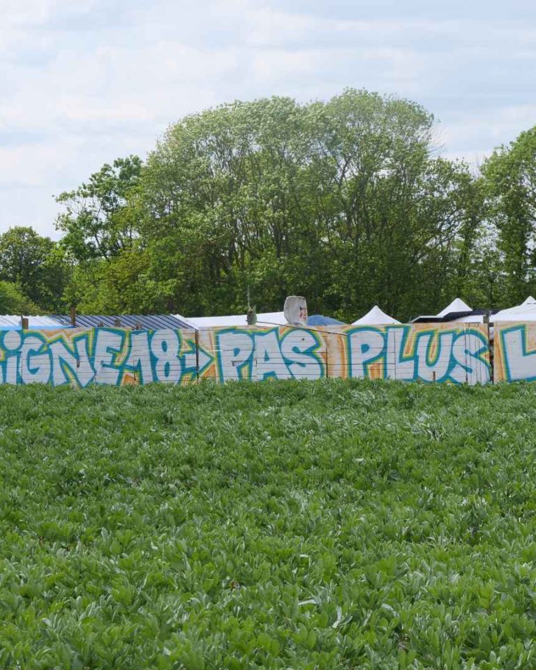 Au milieu des champs, la ZAD de Saclay, ou Zaclay, se dresse contre le chantier de la ligne 18. // PHOTO : Natura Sciences