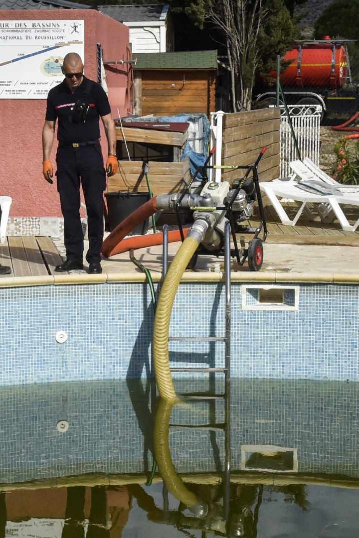 Pyrénées-Orientales : les pompiers remplissent leur réserve d'eau anti incendies avec l'eau d'une piscine de camping.