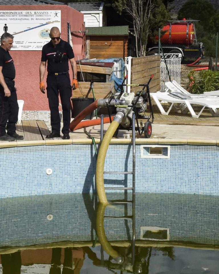 Pyrénées-Orientales : les pompiers remplissent leur réserve d'eau anti incendies avec l'eau d'une piscine de camping.