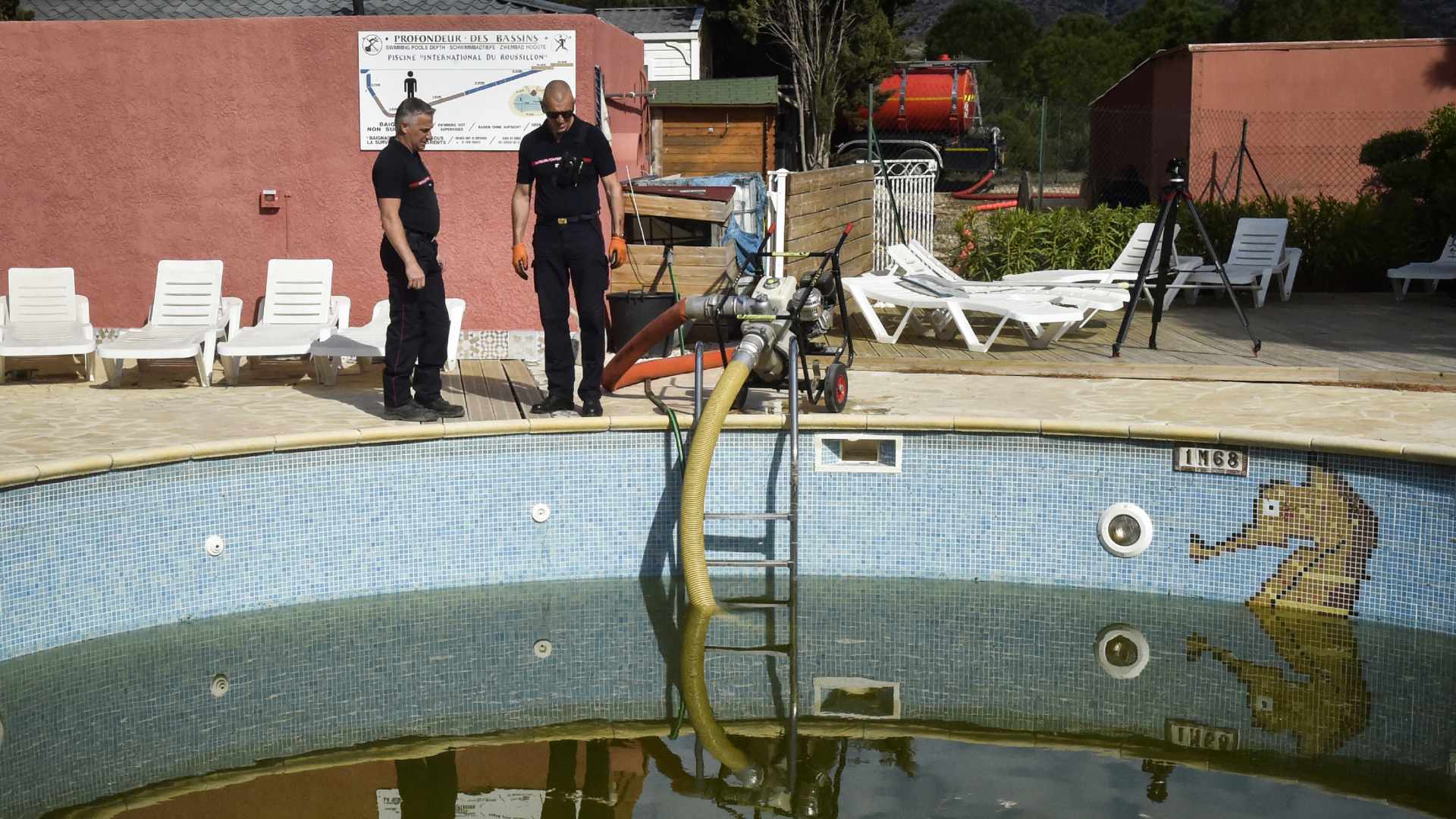 Pyrénées-Orientales : les pompiers remplissent leur réserve d'eau anti incendies avec l'eau d'une piscine de camping.