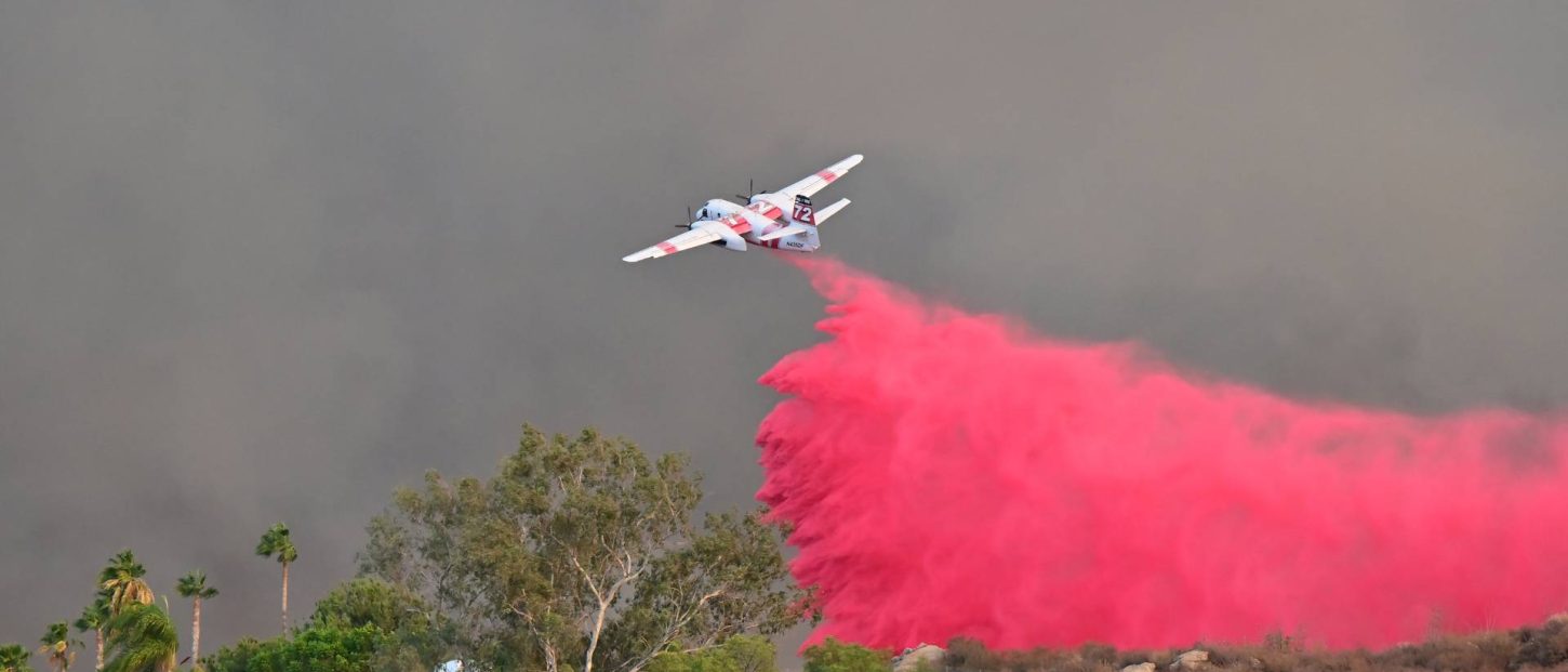 Pour ralentir les feux de forêts, les pompiers larguent du retardant, un produit à base de phosphate d’ammonium autour de l’incendie. // PHOTO : Frederic J. Brown/AFP