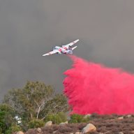 Pour ralentir les feux de forêts, les pompiers larguent du retardant, un produit à base de phosphate d’ammonium autour de l’incendie. // PHOTO : Frederic J. Brown/AFP