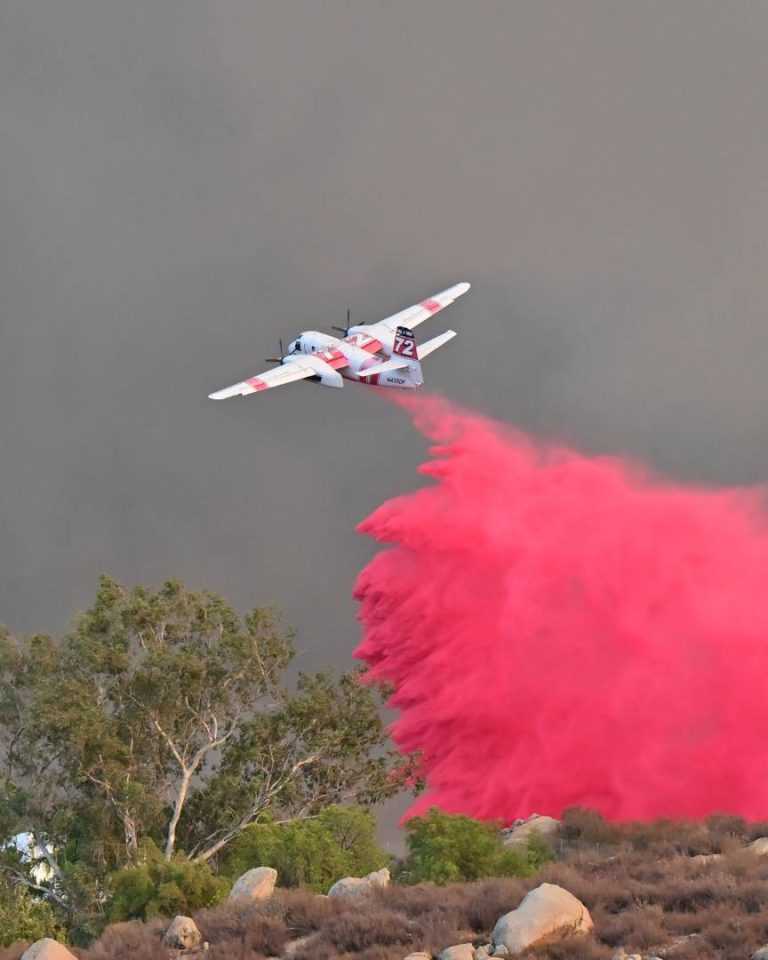 Pour ralentir les feux de forêts, les pompiers larguent du retardant, un produit à base de phosphate d’ammonium autour de l’incendie. // PHOTO : Frederic J. Brown/AFP