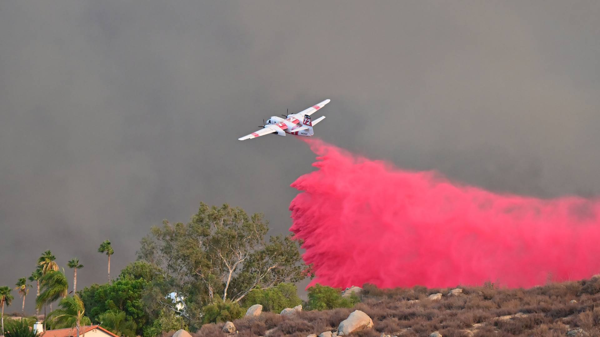 Pour ralentir les feux de forêts, les pompiers larguent du retardant, un produit à base de phosphate d’ammonium autour de l’incendie. // PHOTO : Frederic J. Brown/AFP