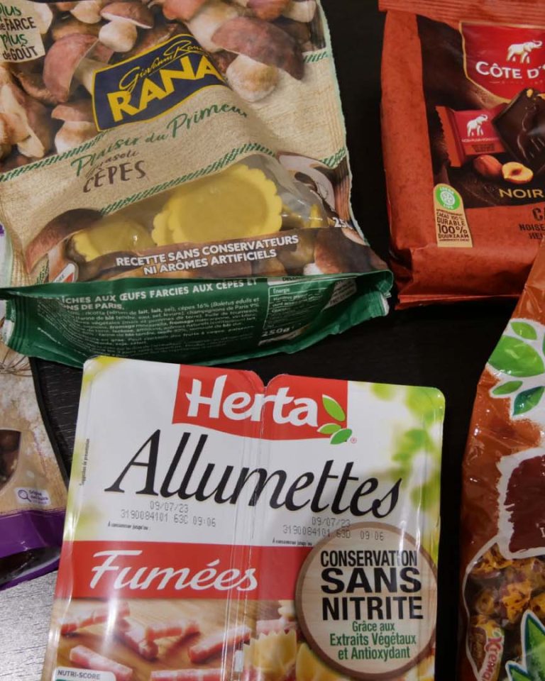 Zero Waste France et Foodwatch mettent en demeure les marques Côte d’Or, Herta, Rana, Krema et Daco Bello pour le suremballage de leurs produits.//PHOTO : Natura Sciences / Chiara Hagenlocher