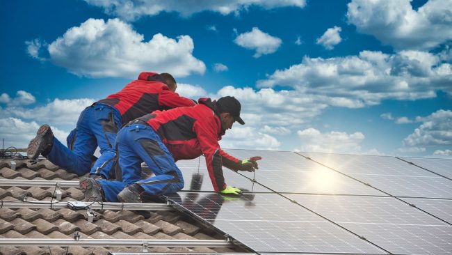 Installation de panneaux solaires sur le toit d'une maison