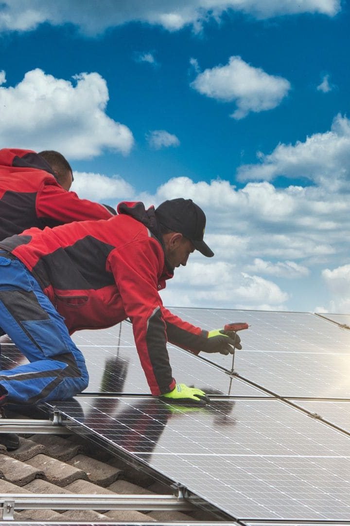 Installation de panneaux solaires sur le toit d'une maison