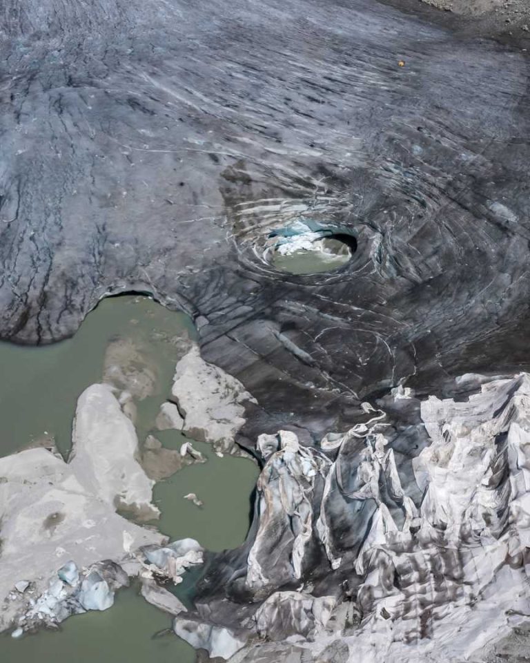 Étienne Berthier fait le point sur l'état des glaciers alpins après deux années aux conditions climatiques extrêmes. // PHOTO : FABRICE COFFRINI / AFP