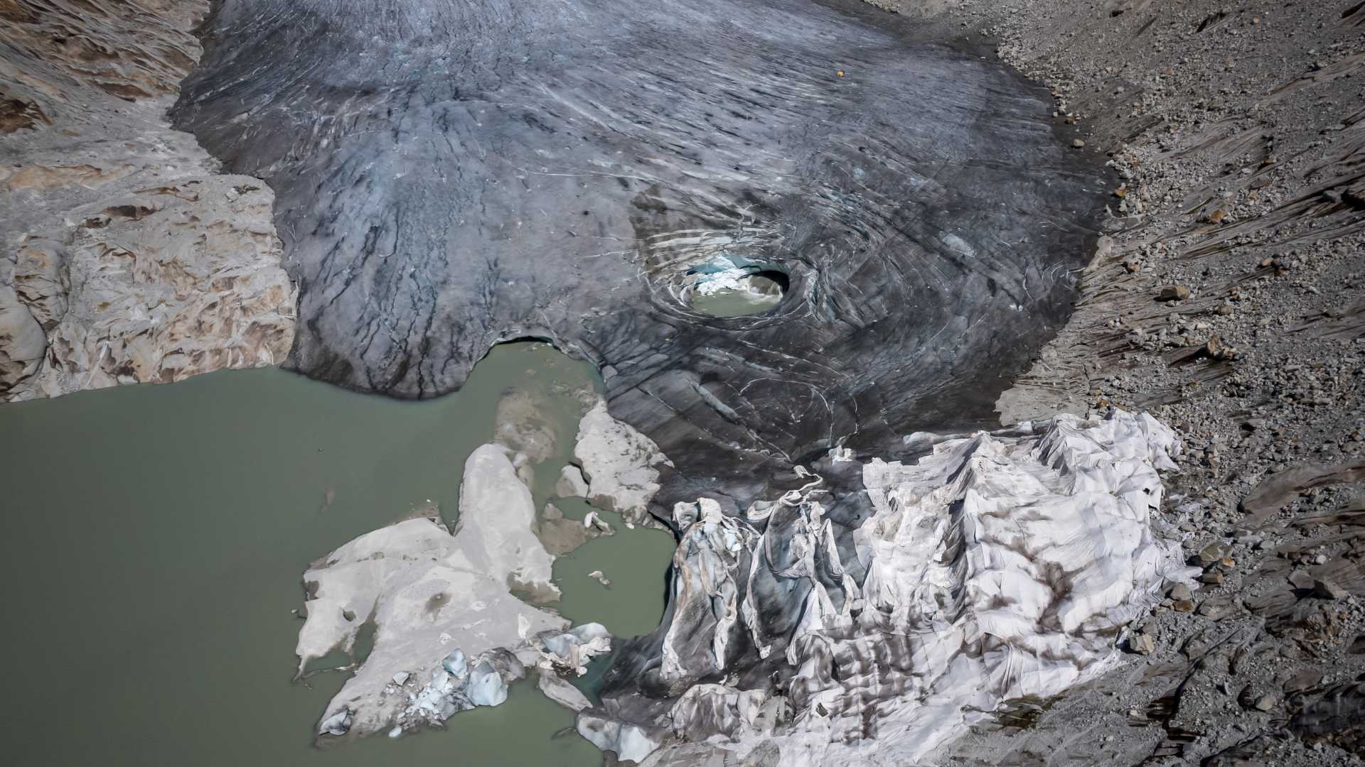 Étienne Berthier fait le point sur l'état des glaciers alpins après deux années aux conditions climatiques extrêmes. // PHOTO : FABRICE COFFRINI / AFP