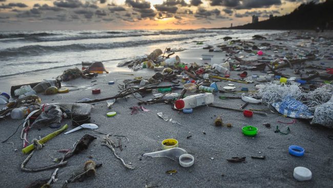 La troisième session de négociations du traité international contre la pollution plastique vient de se conclure sur des résultats décevants pour les ONG de défense de l’environnement. //PHOTO : Adobe Stock