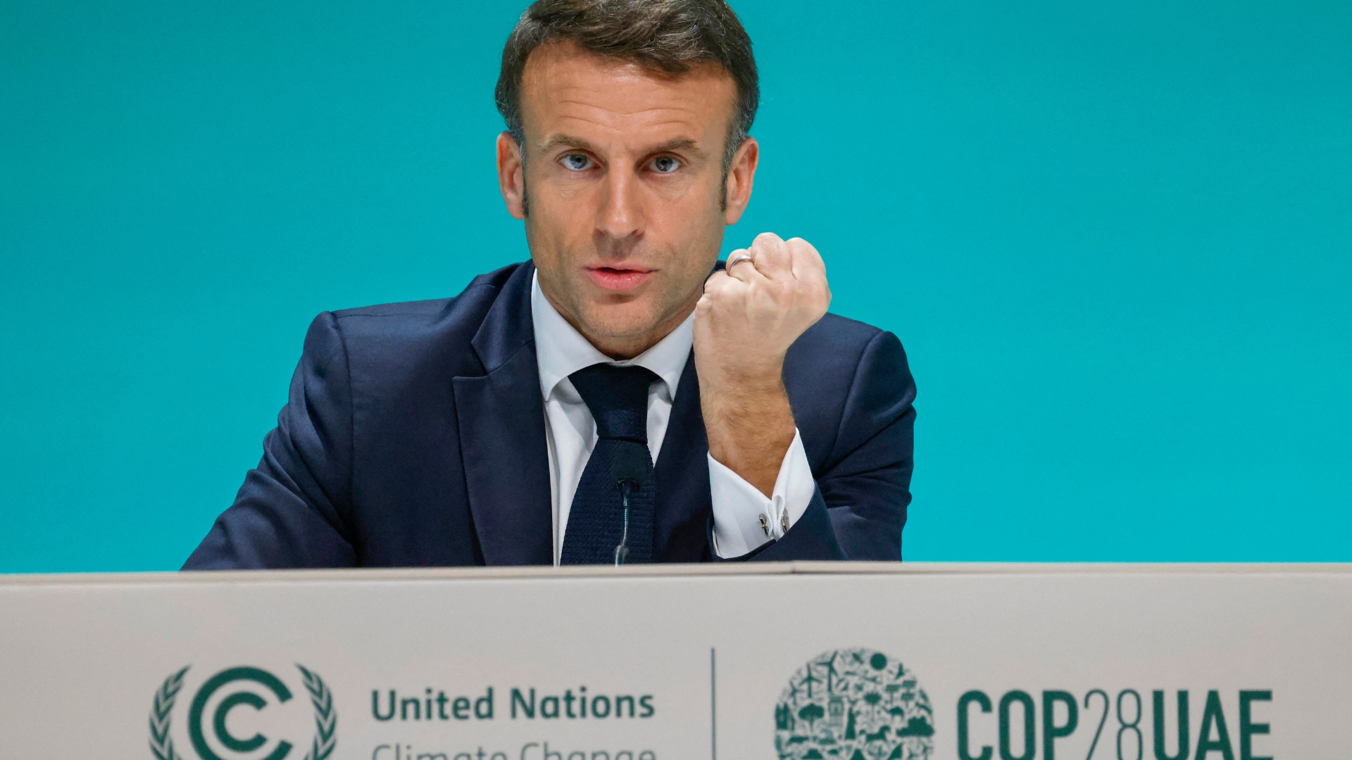Emmanuel Macron à la COP28 fait part de sa façon singulière d'envisager les aides financières face au catastrophes climatiques.