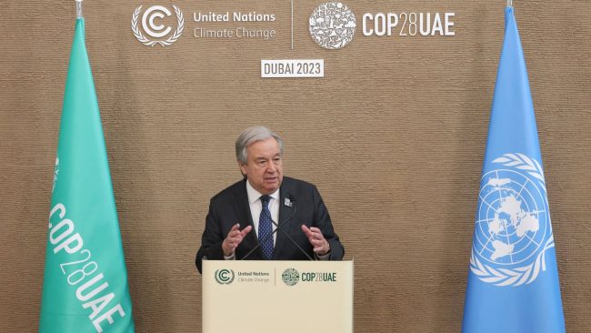 Antonio Guterres s’adresse à la presse le 11 décembre 2023 à la COP28 à Dubaï. // PHOTO : Sean Gallup/Getty Images via AFP