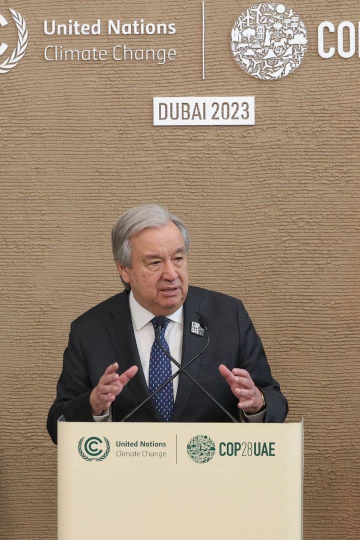 Antonio Guterres s’adresse à la presse le 11 décembre 2023 à la COP28 à Dubaï. // PHOTO : Sean Gallup/Getty Images via AFP